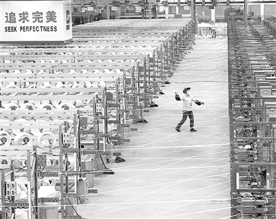 圖為九江巨石集團生產線。 本報記者 劉 興攝