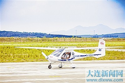 本報(bào)訊 （沈陽(yáng)日?qǐng)?bào)記者楊主格）近日，沈陽(yáng)航空航天大學(xué)（遼寧通用航空研究院）協(xié)同部分高校、航空企業(yè)和科研院所，經(jīng)過(guò)近三年艱苦攻關(guān)，成功研制的我國(guó)首款電動(dòng)力輕型運(yùn)動(dòng)飛機(jī)RX1E首批兩架交付客戶(hù)。