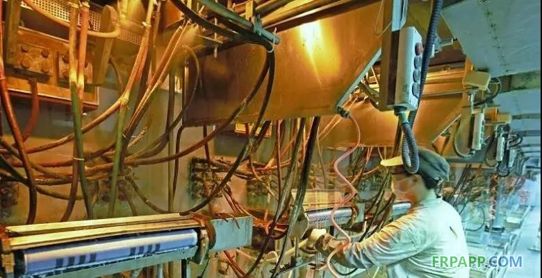 　　近日，由四川富潤(rùn)企業(yè)重組投資有限責(zé)任公司旗下四川省玻纖集團(tuán)有限公司（簡(jiǎn)稱(chēng)“四川玻纖”）自主研發(fā)，自主投資建設(shè)的全球首個(gè)玄武巖連續(xù)纖維池窯中試項(xiàng)目在四川省德陽(yáng)市羅江區(qū)成功點(diǎn)火。該項(xiàng)目總投資9000萬(wàn)元，項(xiàng)目點(diǎn)火運(yùn)行成功后，四川玻纖將成為世界第一家采用池窯方式生產(chǎn)玄武巖纖維的企業(yè)。 　　玄武巖連續(xù)纖維是以天然的火山噴出巖為原料，在1450℃～1500℃熔融后，經(jīng)鉑銠合金漏板高速拉絲而形成的連續(xù)纖維，具有熱傳導(dǎo)系數(shù)低、水泥相容性好、介電系數(shù)高、吸音系數(shù)高、耐溫性佳（-269℃～700℃）、抗氧化、抗輻射、過(guò)濾性好、抗壓縮強(qiáng)度和剪切強(qiáng)度高等特點(diǎn)，廣泛運(yùn)用于國(guó)防軍工、交通運(yùn)輸、車(chē)船制造、電子信息、航空航天等各個(gè)領(lǐng)域，被國(guó)家視為戰(zhàn)略性新興產(chǎn)業(yè)，也被四川列為四大高端新型成長(zhǎng)型產(chǎn)業(yè)之一。 　　近年來(lái)，四川玻纖先后組建13個(gè)實(shí)驗(yàn)室致力于玄武巖纖維研發(fā)，前后攻克玄武巖纖維生產(chǎn)領(lǐng)域數(shù)十個(gè)技術(shù)難題，研發(fā)出一整套池窯生產(chǎn)連續(xù)玄武巖纖維的生產(chǎn)工藝，徹底改變傳統(tǒng)玄武巖纖維生產(chǎn)技術(shù)成本高、產(chǎn)能低、品質(zhì)不穩(wěn)定的問(wèn)題。目前，該公司已申報(bào)發(fā)明專(zhuān)利8項(xiàng)，實(shí)用新型專(zhuān)利8項(xiàng)，企業(yè)專(zhuān)有技術(shù)11項(xiàng)，深加工后續(xù)專(zhuān)利仍在持續(xù)申報(bào)。