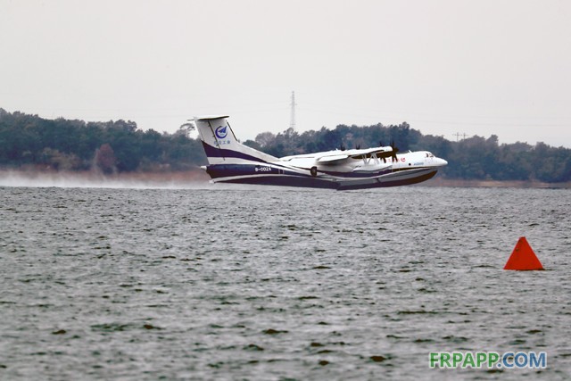 8時51分，由機長趙生、副駕駛陳明、機械師魏鵬和監(jiān)控觀察員孫康寧組成的首飛機組，按預定科目，駕駛著AG600劃開深藍色的湖面，英姿颯爽，身后留下一條波光粼粼的水痕。加速、機頭昂起……AG600宛如一條東方巨龍從水面踏浪而起，直插云霄。   ?AG600水上起飛瞬間  9時05分，飛機像一只靈動的沙鷗，平穩(wěn)地貼著水面滑行、輕盈入水，濺起歡快的水花。觀眾席響起了熱烈的掌聲。   ?AG600著水瞬間  伴隨著《歌唱祖國》的動人旋律，AG600飛機通過氣勢恢弘的水門回到主席臺前。機長趙生報告順利完成首次水上起降科研試飛任務！9時18分，AG600水上首飛圓滿成功！這是繼2017年12月24日AG600成功實現(xiàn)陸上首飛后又一歷史性時刻。   ?AG600著水瞬間  工業(yè)和信息化部部長苗圩，湖北省副省長曹廣晶，工業(yè)和信息化部副部長辛國斌，科技部秘書長苗少波，國家國防科技工業(yè)局副局長田玉龍，中國民航局總工程師殷時軍，大飛機專項專家組組長、院士張彥仲，國家應急管理部森林消防局副司令員閆鵬，陸軍裝備部副部長陳郁虹，空軍裝備部副部長宮繼宏，荊門市委書記張愛國，中國航發(fā)副總經(jīng)理王之林，中國商飛副總經(jīng)理周新民，航空工業(yè)董事長、黨組書記譚瑞松等領導出席儀式。   ?AG600入水瞬間  中央軍民融合辦、國家發(fā)展改革委、科技部、工信部、財政部、交通運輸部、應急部、國資委、國防科工局、林草局、民航局等政府部門及有關單位，湖北、廣東省等地方政府，軍委裝備發(fā)展部、陸軍、海軍、空軍、武警部隊等軍方機構，航空工業(yè)老領導，中國商飛、中國航發(fā)、中電科等兄弟單位，高校，金融機構，防火、救援、海監(jiān)、海事、海洋執(zhí)法等用戶代表，AG600飛機項目參研、參試單位的領導和代表參加了首飛儀式。